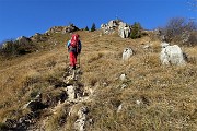 28 In ripida salita verso la croce del Monte Castello